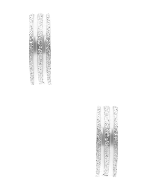 Aretes huggies circulares con acabado brillante