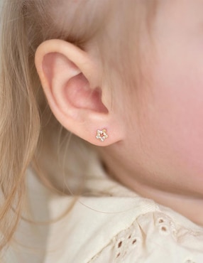 Broqueles de estrella In Season Jewelry de oro con acabado brillante