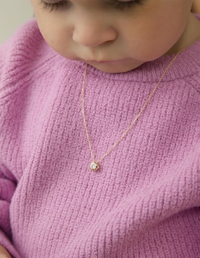 Medalla y cadena In Season Jewelry de oro amarillo 14 K