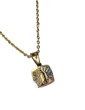 Medalla y cadena Virgen de Guadalupe cuadrada Limerence By Claudia Herrera de oro laminado 14 K