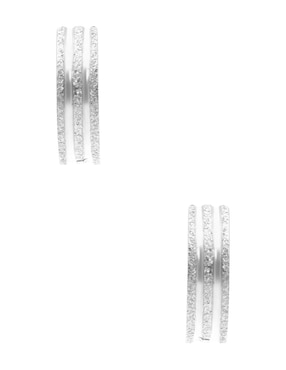 Aretes huggies circulares con acabado brillante