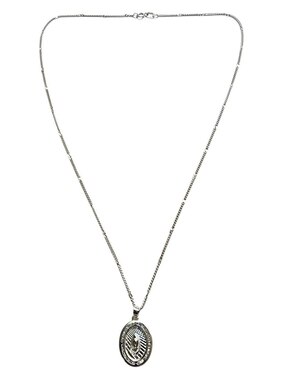 Medalla y cadena Virgen de Guadalupe ovalada Limerence By Claudia Herrera de plata P 925