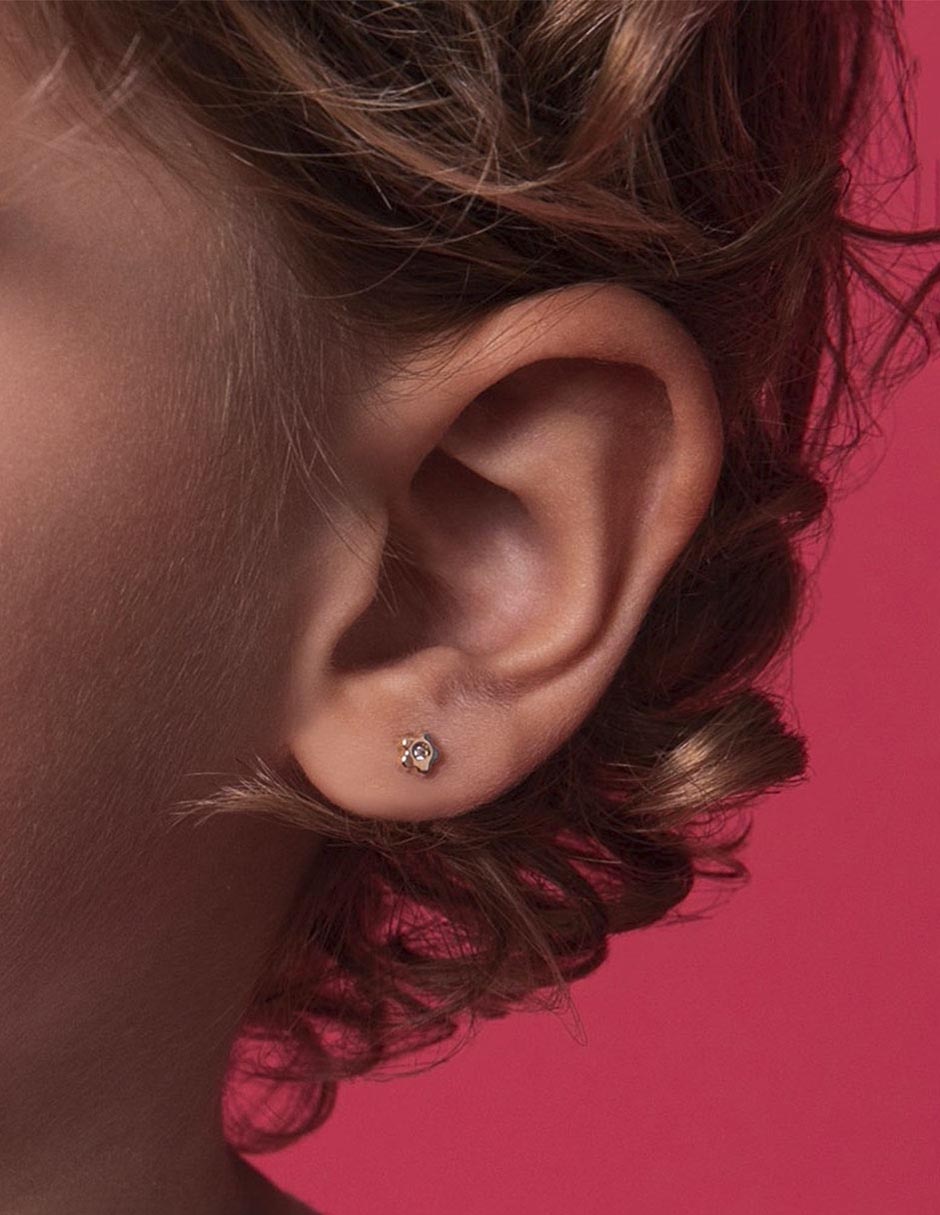 Aretes de flor de oro amarillo con acabado brillante 3