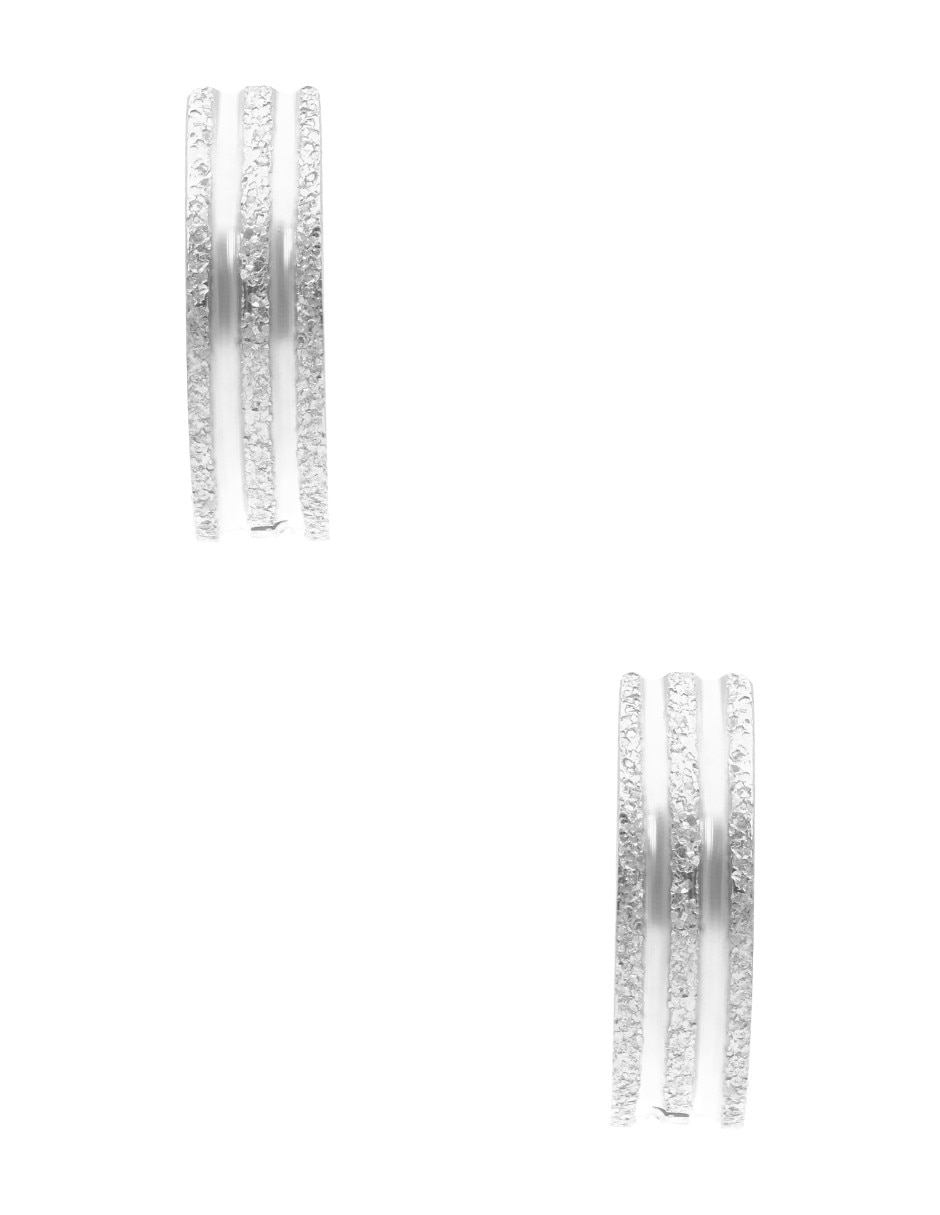 Aretes huggies circulares con acabado brillante