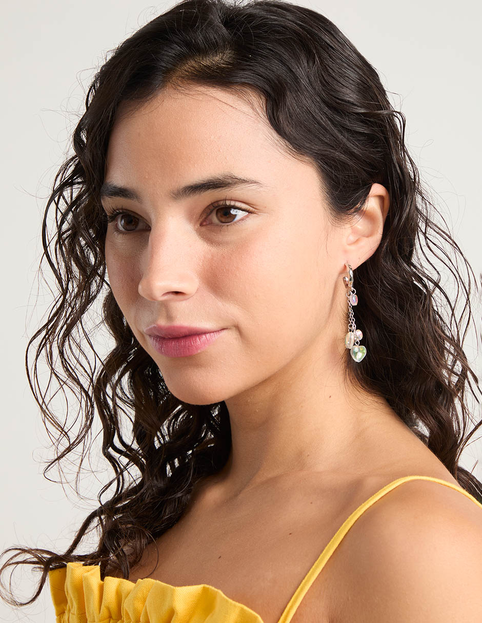 Aretes largos de corazón con acabado brillante 4